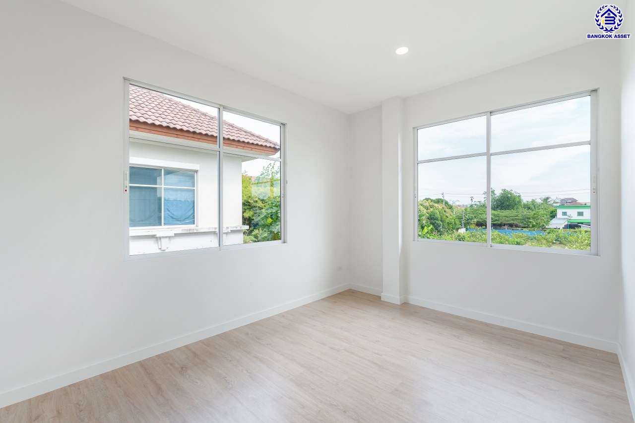 บ้านมือสองตกแต่งใหม่ โครงการ เดอะซิตี้1 ปิ่นเกล้า-พระราม5-นครอินทร์ หลังริม เนื้อที่ 52.60 ตร.ว. พื้นที่ใช้สอย 175.57 ตร.ม. ฟังก์ชัน 3 ห้องนอน 3 ห้องน้ำ 2 ที่จอดรถ ทำเลเดินทางสะดวก เชื่อมต่อถนนนครอินทร์ ถนนกาญจนาภิเษก ถนนราชพฤกษ์ ใกล้รถไฟฟ้าสายสีม่วง "สถานีแยกติวานนท์"