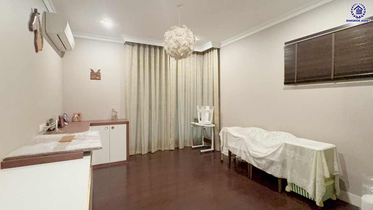 *****บ้านเดี่ยวมือสองสุดหรู โครงการ ลดาวัลย์ ราชพฤกษ์-ปิ่นเกล้า หลังมุม เนื้อที่ 146.70 ตร.ว. พื้นที่ใช้สอย 400 ตร.ม. ฟังก์ชัน 4 ห้องนอน 4 ห้องน้ำ 1 ห้องแม่บ้าน 3 ที่จอดรถ โครงการบนทำเลศักยภาพ ติดถนนราชพฤกษ์ เชื่อมต่อถนนบรมราชชนนี ถนนพรานนก-กาญจนาภิเษก ถนนพุทธมณฑลสาย1 ใกล้รถไฟฟ้าสายสีน้ำเงิน "สถานีบางหว้า" และจุดขึ้นทางด่วน "ศรีรัช"