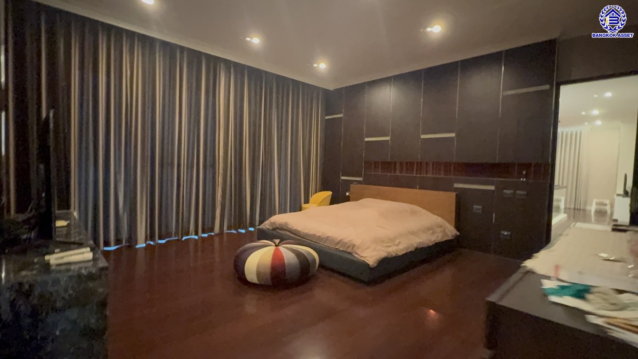 *****บ้านเดี่ยวมือสองสุดหรู โครงการ ลดาวัลย์ ราชพฤกษ์-ปิ่นเกล้า หลังมุม เนื้อที่ 146.70 ตร.ว. พื้นที่ใช้สอย 400 ตร.ม. ฟังก์ชัน 4 ห้องนอน 4 ห้องน้ำ 1 ห้องแม่บ้าน 3 ที่จอดรถ โครงการบนทำเลศักยภาพ ติดถนนราชพฤกษ์ เชื่อมต่อถนนบรมราชชนนี ถนนพรานนก-กาญจนาภิเษก ถนนพุทธมณฑลสาย1 ใกล้รถไฟฟ้าสายสีน้ำเงิน "สถานีบางหว้า" และจุดขึ้นทางด่วน "ศรีรัช"