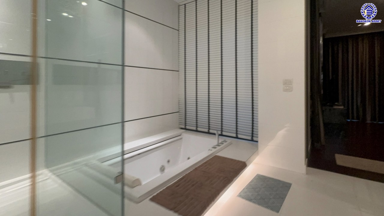 *****บ้านเดี่ยวมือสองสุดหรู โครงการ ลดาวัลย์ ราชพฤกษ์-ปิ่นเกล้า หลังมุม เนื้อที่ 146.70 ตร.ว. พื้นที่ใช้สอย 400 ตร.ม. ฟังก์ชัน 4 ห้องนอน 4 ห้องน้ำ 1 ห้องแม่บ้าน 3 ที่จอดรถ โครงการบนทำเลศักยภาพ ติดถนนราชพฤกษ์ เชื่อมต่อถนนบรมราชชนนี ถนนพรานนก-กาญจนาภิเษก ถนนพุทธมณฑลสาย1 ใกล้รถไฟฟ้าสายสีน้ำเงิน "สถานีบางหว้า" และจุดขึ้นทางด่วน "ศรีรัช"