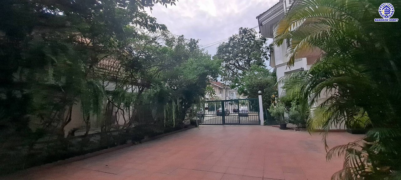 *****บ้านเดี่ยวมือสอง โครงการ ชัยพิทักษ์ งามวงศ์วาน เนื้อที่ 96 ตร.ว. พื้นที่ใช้สอย 200 ตร.ม. ฟังก์ชัน 5 ห้องนอน 4 ห้องน้ำ จอดรถได้ 6 คัน แถมฟรี! เครื่องปรับอากาศ และ เครื่องทำน้ำอุ่น บนทำเลดี เหมาะกับการสร้างที่อยู่อาศัย และประกอบธุรกิจ เชื่อมต่อถนนงามวงศ์วาน ถนนวิภาวดี-รังสิต ใกล้รถไฟฟ้าสายสีแดง "สถานีทุ่งสองห้อง" และจุดขึ้นทางด่วน "งามวงศ์วาน"