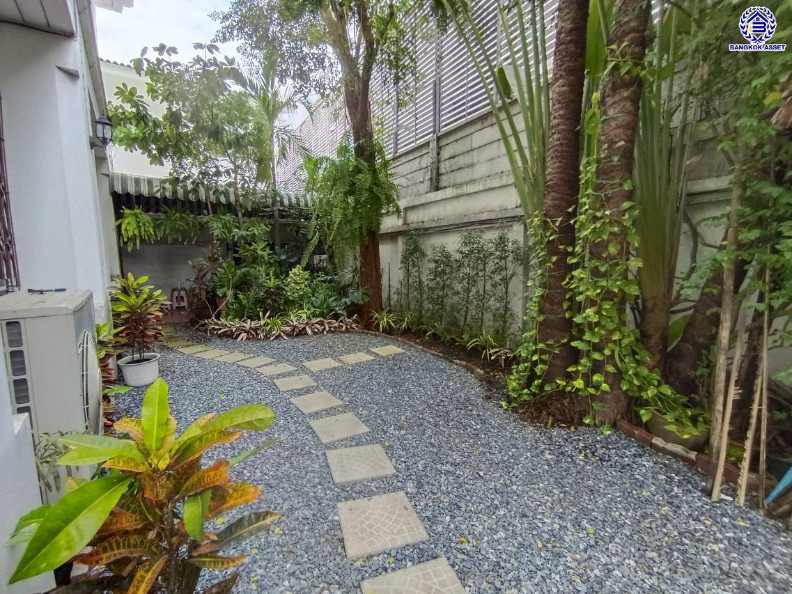 *****บ้านเดี่ยวมือสอง โครงการ ชัยพิทักษ์ งามวงศ์วาน เนื้อที่ 96 ตร.ว. พื้นที่ใช้สอย 200 ตร.ม. ฟังก์ชัน 5 ห้องนอน 4 ห้องน้ำ จอดรถได้ 6 คัน แถมฟรี! เครื่องปรับอากาศ และ เครื่องทำน้ำอุ่น บนทำเลดี เหมาะกับการสร้างที่อยู่อาศัย และประกอบธุรกิจ เชื่อมต่อถนนงามวงศ์วาน ถนนวิภาวดี-รังสิต ใกล้รถไฟฟ้าสายสีแดง "สถานีทุ่งสองห้อง" และจุดขึ้นทางด่วน "งามวงศ์วาน"