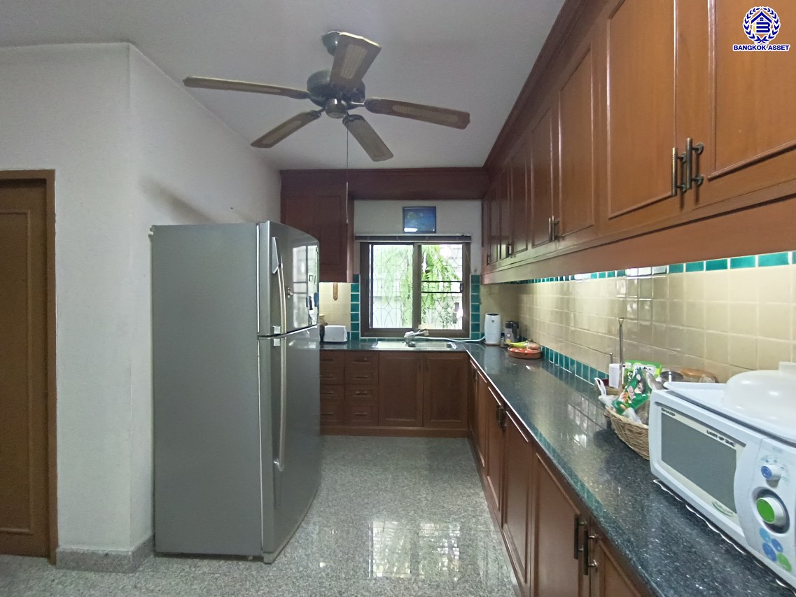 *****บ้านเดี่ยวมือสอง โครงการ ชัยพิทักษ์ งามวงศ์วาน เนื้อที่ 96 ตร.ว. พื้นที่ใช้สอย 200 ตร.ม. ฟังก์ชัน 5 ห้องนอน 4 ห้องน้ำ จอดรถได้ 6 คัน แถมฟรี! เครื่องปรับอากาศ และ เครื่องทำน้ำอุ่น บนทำเลดี เหมาะกับการสร้างที่อยู่อาศัย และประกอบธุรกิจ เชื่อมต่อถนนงามวงศ์วาน ถนนวิภาวดี-รังสิต ใกล้รถไฟฟ้าสายสีแดง "สถานีทุ่งสองห้อง" และจุดขึ้นทางด่วน "งามวงศ์วาน"