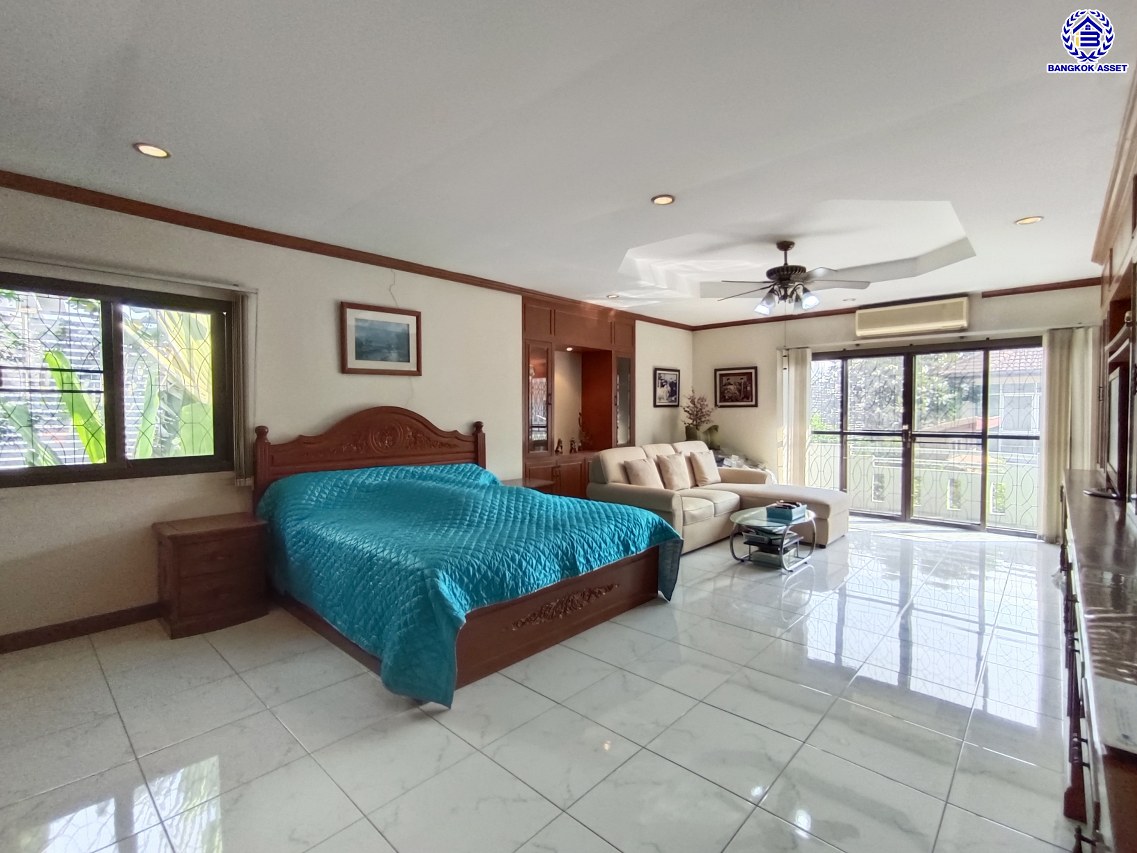 *****บ้านเดี่ยวมือสอง โครงการ ชัยพิทักษ์ งามวงศ์วาน เนื้อที่ 96 ตร.ว. พื้นที่ใช้สอย 200 ตร.ม. ฟังก์ชัน 5 ห้องนอน 4 ห้องน้ำ จอดรถได้ 6 คัน แถมฟรี! เครื่องปรับอากาศ และ เครื่องทำน้ำอุ่น บนทำเลดี เหมาะกับการสร้างที่อยู่อาศัย และประกอบธุรกิจ เชื่อมต่อถนนงามวงศ์วาน ถนนวิภาวดี-รังสิต ใกล้รถไฟฟ้าสายสีแดง "สถานีทุ่งสองห้อง" และจุดขึ้นทางด่วน "งามวงศ์วาน"