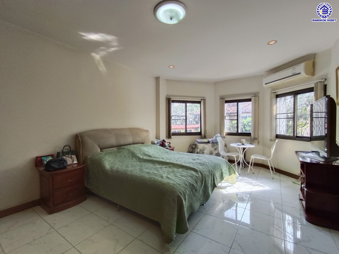 *****บ้านเดี่ยวมือสอง โครงการ ชัยพิทักษ์ งามวงศ์วาน เนื้อที่ 96 ตร.ว. พื้นที่ใช้สอย 200 ตร.ม. ฟังก์ชัน 5 ห้องนอน 4 ห้องน้ำ จอดรถได้ 6 คัน แถมฟรี! เครื่องปรับอากาศ และ เครื่องทำน้ำอุ่น บนทำเลดี เหมาะกับการสร้างที่อยู่อาศัย และประกอบธุรกิจ เชื่อมต่อถนนงามวงศ์วาน ถนนวิภาวดี-รังสิต ใกล้รถไฟฟ้าสายสีแดง "สถานีทุ่งสองห้อง" และจุดขึ้นทางด่วน "งามวงศ์วาน"