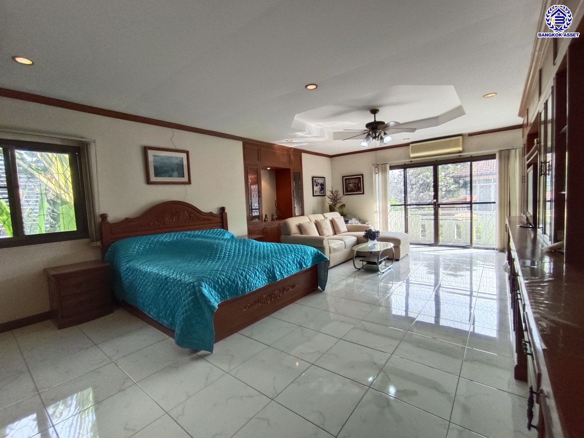 *****บ้านเดี่ยวมือสอง โครงการ ชัยพิทักษ์ งามวงศ์วาน เนื้อที่ 96 ตร.ว. พื้นที่ใช้สอย 200 ตร.ม. ฟังก์ชัน 5 ห้องนอน 4 ห้องน้ำ จอดรถได้ 6 คัน แถมฟรี! เครื่องปรับอากาศ และ เครื่องทำน้ำอุ่น บนทำเลดี เหมาะกับการสร้างที่อยู่อาศัย และประกอบธุรกิจ เชื่อมต่อถนนงามวงศ์วาน ถนนวิภาวดี-รังสิต ใกล้รถไฟฟ้าสายสีแดง "สถานีทุ่งสองห้อง" และจุดขึ้นทางด่วน "งามวงศ์วาน"