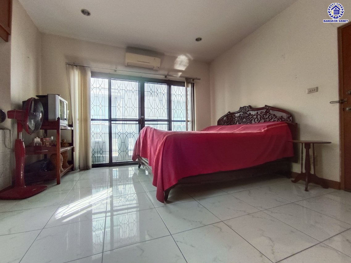 *****บ้านเดี่ยวมือสอง โครงการ ชัยพิทักษ์ งามวงศ์วาน เนื้อที่ 96 ตร.ว. พื้นที่ใช้สอย 200 ตร.ม. ฟังก์ชัน 5 ห้องนอน 4 ห้องน้ำ จอดรถได้ 6 คัน แถมฟรี! เครื่องปรับอากาศ และ เครื่องทำน้ำอุ่น บนทำเลดี เหมาะกับการสร้างที่อยู่อาศัย และประกอบธุรกิจ เชื่อมต่อถนนงามวงศ์วาน ถนนวิภาวดี-รังสิต ใกล้รถไฟฟ้าสายสีแดง "สถานีทุ่งสองห้อง" และจุดขึ้นทางด่วน "งามวงศ์วาน"