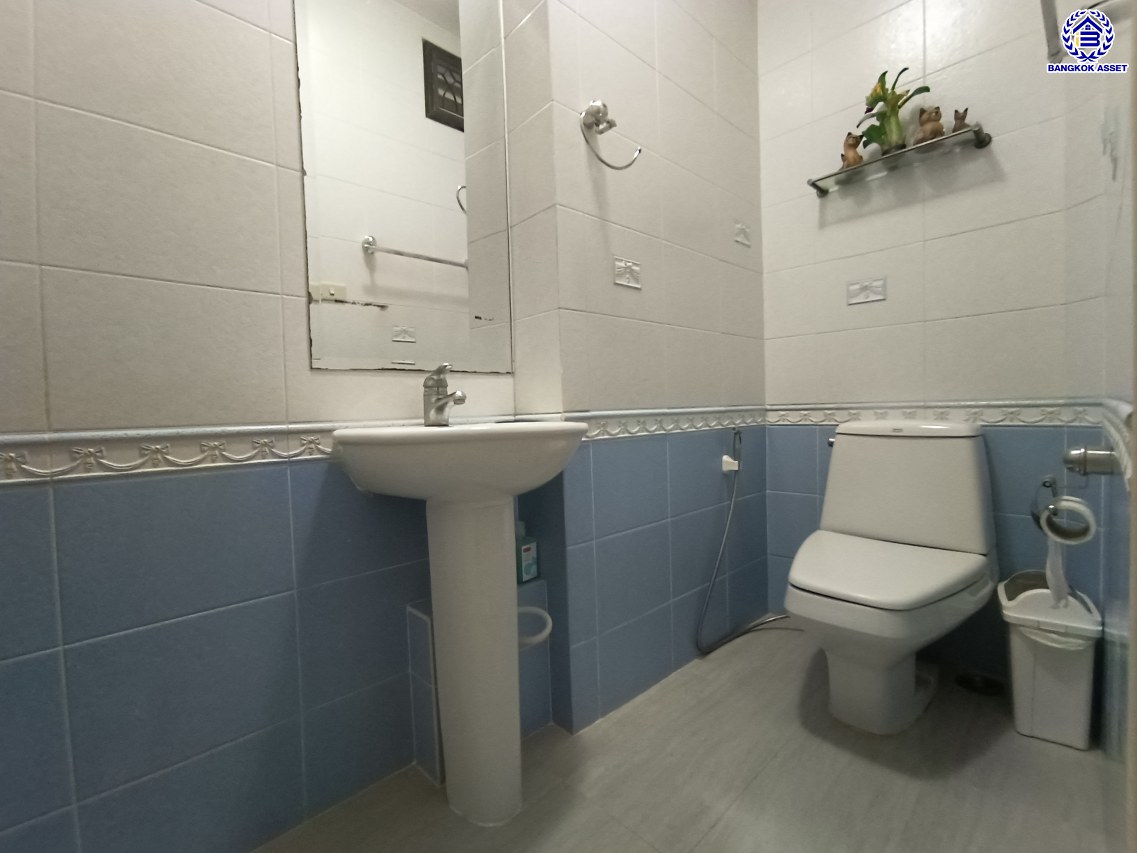 *****บ้านเดี่ยวมือสอง โครงการ ชัยพิทักษ์ งามวงศ์วาน เนื้อที่ 96 ตร.ว. พื้นที่ใช้สอย 200 ตร.ม. ฟังก์ชัน 5 ห้องนอน 4 ห้องน้ำ จอดรถได้ 6 คัน แถมฟรี! เครื่องปรับอากาศ และ เครื่องทำน้ำอุ่น บนทำเลดี เหมาะกับการสร้างที่อยู่อาศัย และประกอบธุรกิจ เชื่อมต่อถนนงามวงศ์วาน ถนนวิภาวดี-รังสิต ใกล้รถไฟฟ้าสายสีแดง "สถานีทุ่งสองห้อง" และจุดขึ้นทางด่วน "งามวงศ์วาน"