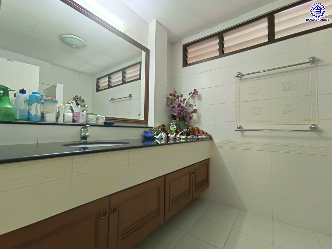 *****บ้านเดี่ยวมือสอง โครงการ ชัยพิทักษ์ งามวงศ์วาน เนื้อที่ 96 ตร.ว. พื้นที่ใช้สอย 200 ตร.ม. ฟังก์ชัน 5 ห้องนอน 4 ห้องน้ำ จอดรถได้ 6 คัน แถมฟรี! เครื่องปรับอากาศ และ เครื่องทำน้ำอุ่น บนทำเลดี เหมาะกับการสร้างที่อยู่อาศัย และประกอบธุรกิจ เชื่อมต่อถนนงามวงศ์วาน ถนนวิภาวดี-รังสิต ใกล้รถไฟฟ้าสายสีแดง "สถานีทุ่งสองห้อง" และจุดขึ้นทางด่วน "งามวงศ์วาน"