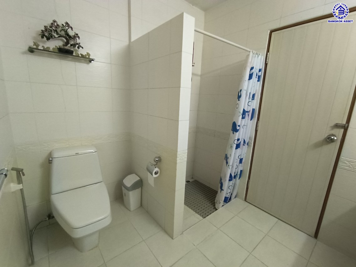 *****บ้านเดี่ยวมือสอง โครงการ ชัยพิทักษ์ งามวงศ์วาน เนื้อที่ 96 ตร.ว. พื้นที่ใช้สอย 200 ตร.ม. ฟังก์ชัน 5 ห้องนอน 4 ห้องน้ำ จอดรถได้ 6 คัน แถมฟรี! เครื่องปรับอากาศ และ เครื่องทำน้ำอุ่น บนทำเลดี เหมาะกับการสร้างที่อยู่อาศัย และประกอบธุรกิจ เชื่อมต่อถนนงามวงศ์วาน ถนนวิภาวดี-รังสิต ใกล้รถไฟฟ้าสายสีแดง "สถานีทุ่งสองห้อง" และจุดขึ้นทางด่วน "งามวงศ์วาน"