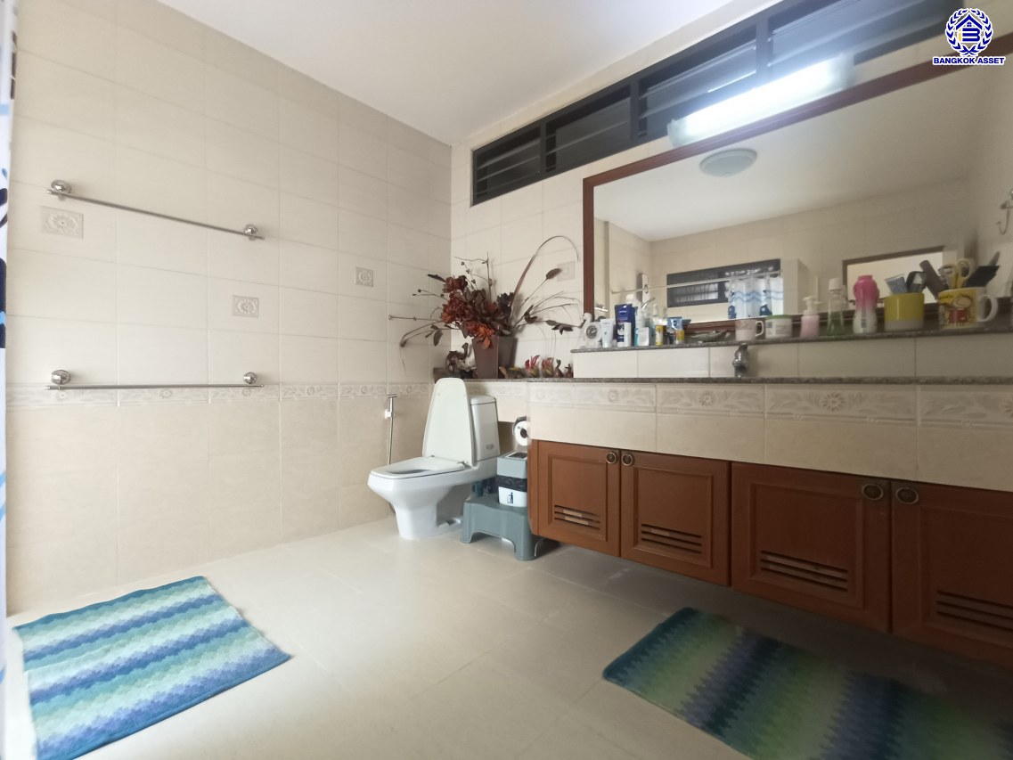 *****บ้านเดี่ยวมือสอง โครงการ ชัยพิทักษ์ งามวงศ์วาน เนื้อที่ 96 ตร.ว. พื้นที่ใช้สอย 200 ตร.ม. ฟังก์ชัน 5 ห้องนอน 4 ห้องน้ำ จอดรถได้ 6 คัน แถมฟรี! เครื่องปรับอากาศ และ เครื่องทำน้ำอุ่น บนทำเลดี เหมาะกับการสร้างที่อยู่อาศัย และประกอบธุรกิจ เชื่อมต่อถนนงามวงศ์วาน ถนนวิภาวดี-รังสิต ใกล้รถไฟฟ้าสายสีแดง "สถานีทุ่งสองห้อง" และจุดขึ้นทางด่วน "งามวงศ์วาน"