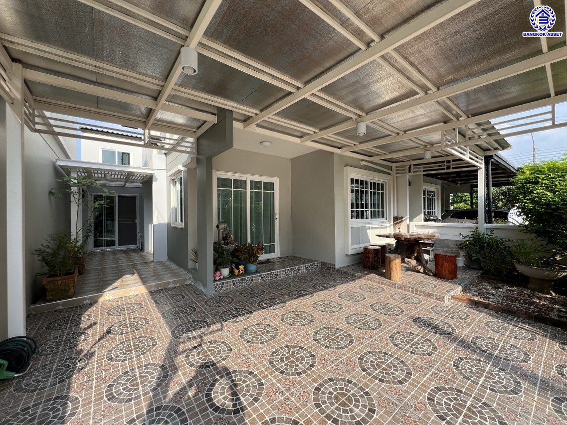 *****ทาวน์เฮ้าส์มือสองนนทบุุรี โครงการ เดอะวิลเลจ กาญจนาภิเษก-ราชพฤกษ์2 เนื้อที่ 30 ตร.ว. พื้นที่ใช้สอย 99 ตร.ม. ฟังก์ชัน 4 ห้องนอน 2 ห้องน้ำ 2 ที่จอดรถ โครงการบนทำเลดี เชื่อมต่อถนนกาญจนาภิเษก ถนนบางกรวย-ไทรน้อย ถนนบางบัวทอง-สุพรรณบุรี ใกล้รถไฟฟ้าสายสีม่วง "สถานีคลองบางไผ่"