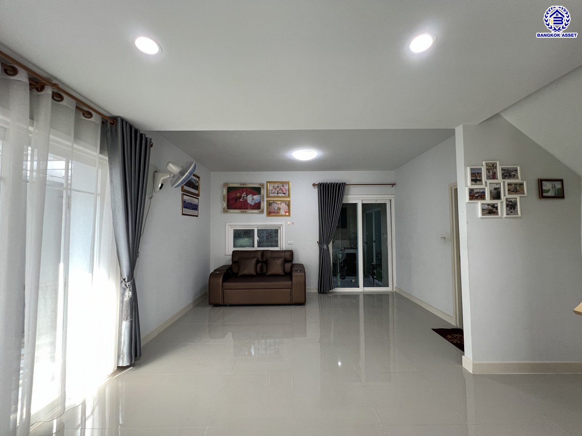 *****ทาวน์เฮ้าส์มือสองนนทบุุรี โครงการ เดอะวิลเลจ กาญจนาภิเษก-ราชพฤกษ์2 เนื้อที่ 30 ตร.ว. พื้นที่ใช้สอย 99 ตร.ม. ฟังก์ชัน 4 ห้องนอน 2 ห้องน้ำ 2 ที่จอดรถ โครงการบนทำเลดี เชื่อมต่อถนนกาญจนาภิเษก ถนนบางกรวย-ไทรน้อย ถนนบางบัวทอง-สุพรรณบุรี ใกล้รถไฟฟ้าสายสีม่วง "สถานีคลองบางไผ่"