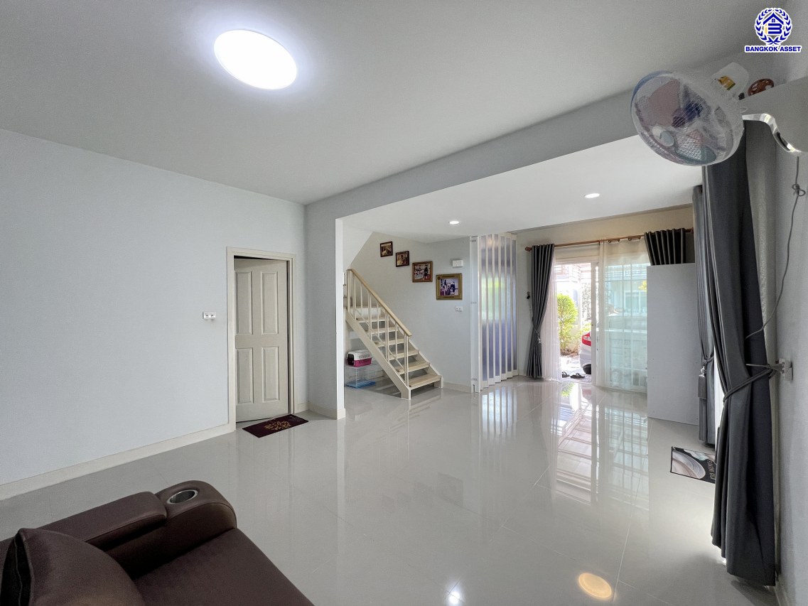 *****ทาวน์เฮ้าส์มือสองนนทบุุรี โครงการ เดอะวิลเลจ กาญจนาภิเษก-ราชพฤกษ์2 เนื้อที่ 30 ตร.ว. พื้นที่ใช้สอย 99 ตร.ม. ฟังก์ชัน 4 ห้องนอน 2 ห้องน้ำ 2 ที่จอดรถ โครงการบนทำเลดี เชื่อมต่อถนนกาญจนาภิเษก ถนนบางกรวย-ไทรน้อย ถนนบางบัวทอง-สุพรรณบุรี ใกล้รถไฟฟ้าสายสีม่วง "สถานีคลองบางไผ่"