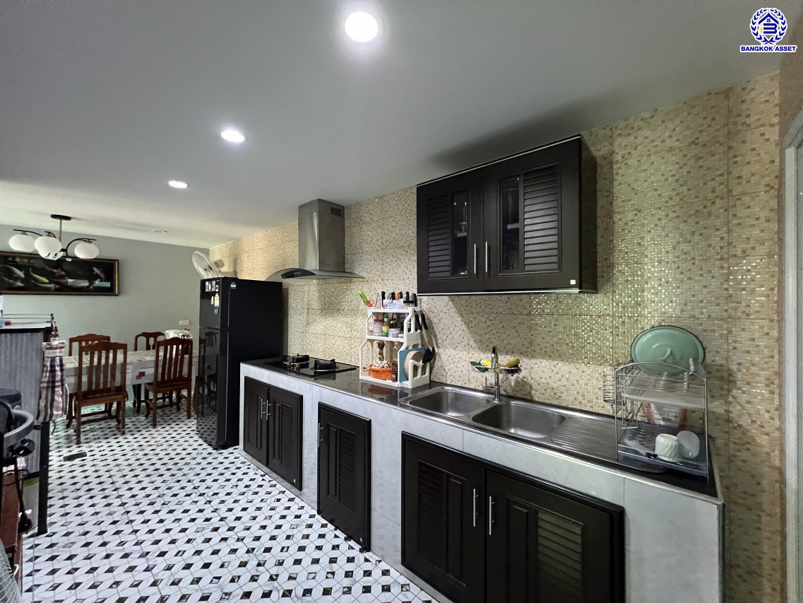 *****ทาวน์เฮ้าส์มือสองนนทบุุรี โครงการ เดอะวิลเลจ กาญจนาภิเษก-ราชพฤกษ์2 เนื้อที่ 30 ตร.ว. พื้นที่ใช้สอย 99 ตร.ม. ฟังก์ชัน 4 ห้องนอน 2 ห้องน้ำ 2 ที่จอดรถ โครงการบนทำเลดี เชื่อมต่อถนนกาญจนาภิเษก ถนนบางกรวย-ไทรน้อย ถนนบางบัวทอง-สุพรรณบุรี ใกล้รถไฟฟ้าสายสีม่วง "สถานีคลองบางไผ่"