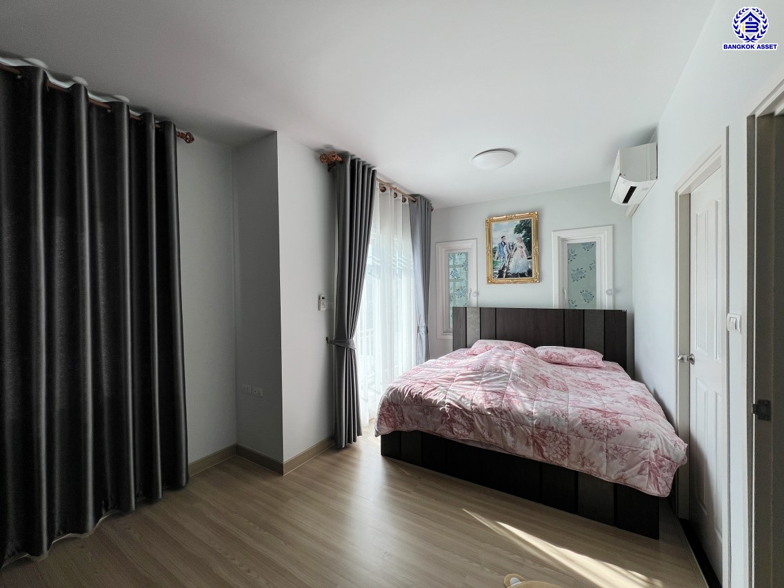 *****ทาวน์เฮ้าส์มือสองนนทบุุรี โครงการ เดอะวิลเลจ กาญจนาภิเษก-ราชพฤกษ์2 เนื้อที่ 30 ตร.ว. พื้นที่ใช้สอย 99 ตร.ม. ฟังก์ชัน 4 ห้องนอน 2 ห้องน้ำ 2 ที่จอดรถ โครงการบนทำเลดี เชื่อมต่อถนนกาญจนาภิเษก ถนนบางกรวย-ไทรน้อย ถนนบางบัวทอง-สุพรรณบุรี ใกล้รถไฟฟ้าสายสีม่วง "สถานีคลองบางไผ่"