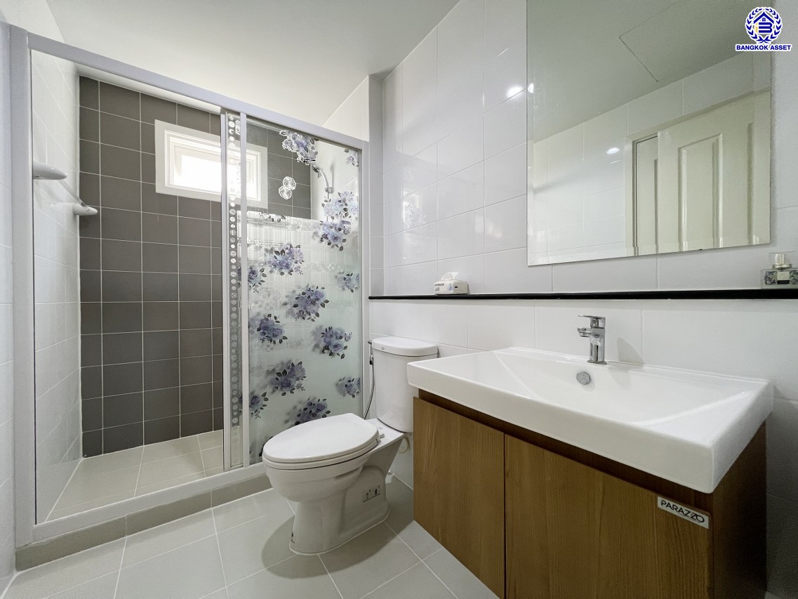 *****ทาวน์เฮ้าส์มือสองนนทบุุรี โครงการ เดอะวิลเลจ กาญจนาภิเษก-ราชพฤกษ์2 เนื้อที่ 30 ตร.ว. พื้นที่ใช้สอย 99 ตร.ม. ฟังก์ชัน 4 ห้องนอน 2 ห้องน้ำ 2 ที่จอดรถ โครงการบนทำเลดี เชื่อมต่อถนนกาญจนาภิเษก ถนนบางกรวย-ไทรน้อย ถนนบางบัวทอง-สุพรรณบุรี ใกล้รถไฟฟ้าสายสีม่วง "สถานีคลองบางไผ่"