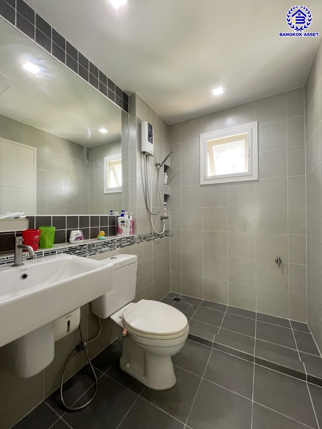 *****บ้านเดี่ยวมือสองนนทบุรี โครงการ คณาสิริ ชัยพฤกษ์-วงแหวน จากแบรนด์ชื่อดัง Sansiri เนื้อที่ 53 ตร.ว. พื้นที่ใช้สอย 113 ตร.ม. ฟังก์ชัน 4 ห้องนอน 2 ห้องน้ำ 2 ที่จอด บ้านสวยพร้อมอยู่ สภาพดีลากกระเป๋าเข้าอยู่ได้เลย  เชื่อมต่อถนนบางกรวย-ไทรน้อย ใกล้รถไฟฟ้าสายสีม่วง "สถานีคลองบางไผ่"