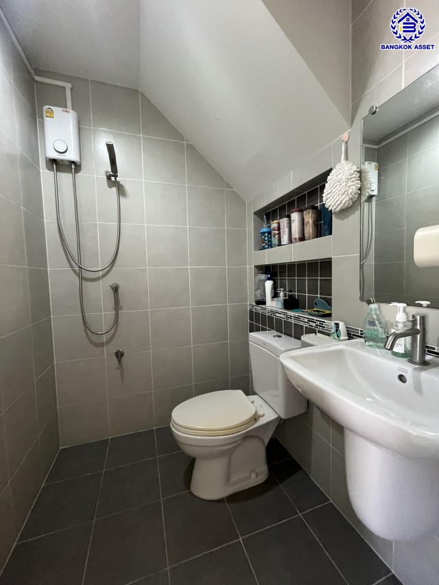 *****บ้านเดี่ยวมือสองนนทบุรี โครงการ คณาสิริ ชัยพฤกษ์-วงแหวน จากแบรนด์ชื่อดัง Sansiri เนื้อที่ 53 ตร.ว. พื้นที่ใช้สอย 113 ตร.ม. ฟังก์ชัน 4 ห้องนอน 2 ห้องน้ำ 2 ที่จอด บ้านสวยพร้อมอยู่ สภาพดีลากกระเป๋าเข้าอยู่ได้เลย  เชื่อมต่อถนนบางกรวย-ไทรน้อย ใกล้รถไฟฟ้าสายสีม่วง "สถานีคลองบางไผ่"