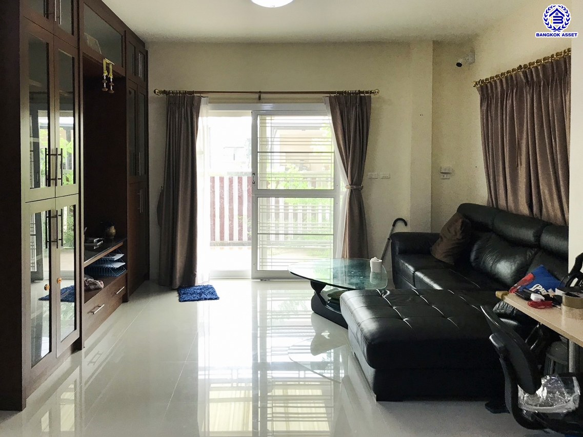 บ้านแฝดมือสองนนทบุรี โครงการ ธารา ราชพฤกษ์-ปิ่นเกล้า เนื้อที่ 41.90 ตร.ว. พื้นที่ใช้สอย 205.74 ตร.ม. ฟังก์ชัน 3 ห้องนอน 2 ห้องน้ำ 1 ที่จอดรถ แถมฟรี! เครื่องปรับอากาศ, เครื่องดูดควัน บ้านสวยพร้อมเข้าอยู่ ทำเลโครงการดี เดินทางสะดวก เชื่อมต่อถนนนครอินทร์ ถนนกาญจนาภิเษก ใกล้รถไฟฟ้าสายสีแดง "สถานีตลิ่งชัน" และจุดขึ้นทางด่วน "ศรีรัช-วงแหวนรอบนอก"