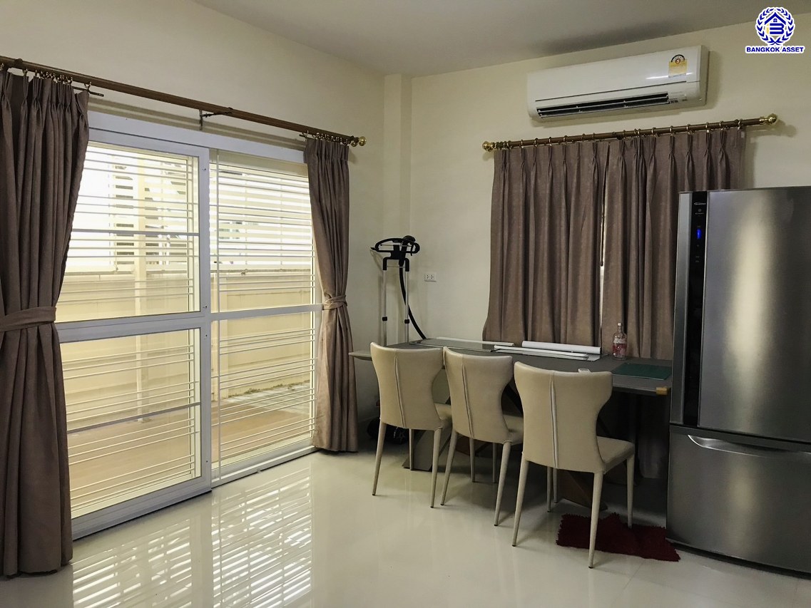 บ้านแฝดมือสองนนทบุรี โครงการ ธารา ราชพฤกษ์-ปิ่นเกล้า เนื้อที่ 41.90 ตร.ว. พื้นที่ใช้สอย 205.74 ตร.ม. ฟังก์ชัน 3 ห้องนอน 2 ห้องน้ำ 1 ที่จอดรถ แถมฟรี! เครื่องปรับอากาศ, เครื่องดูดควัน บ้านสวยพร้อมเข้าอยู่ ทำเลโครงการดี เดินทางสะดวก เชื่อมต่อถนนนครอินทร์ ถนนกาญจนาภิเษก ใกล้รถไฟฟ้าสายสีแดง "สถานีตลิ่งชัน" และจุดขึ้นทางด่วน "ศรีรัช-วงแหวนรอบนอก"