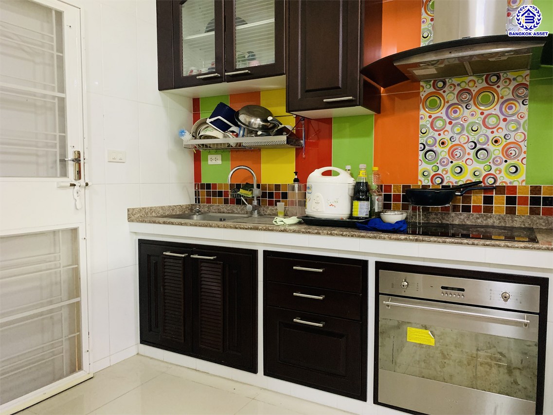 บ้านแฝดมือสองนนทบุรี โครงการ ธารา ราชพฤกษ์-ปิ่นเกล้า เนื้อที่ 41.90 ตร.ว. พื้นที่ใช้สอย 205.74 ตร.ม. ฟังก์ชัน 3 ห้องนอน 2 ห้องน้ำ 1 ที่จอดรถ แถมฟรี! เครื่องปรับอากาศ, เครื่องดูดควัน บ้านสวยพร้อมเข้าอยู่ ทำเลโครงการดี เดินทางสะดวก เชื่อมต่อถนนนครอินทร์ ถนนกาญจนาภิเษก ใกล้รถไฟฟ้าสายสีแดง "สถานีตลิ่งชัน" และจุดขึ้นทางด่วน "ศรีรัช-วงแหวนรอบนอก"