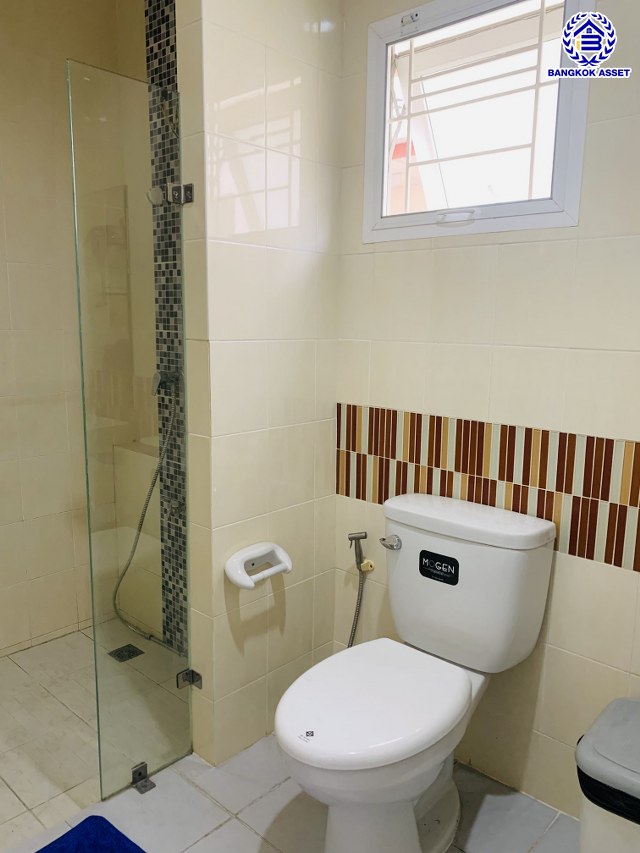 บ้านแฝดมือสองนนทบุรี โครงการ ธารา ราชพฤกษ์-ปิ่นเกล้า เนื้อที่ 41.90 ตร.ว. พื้นที่ใช้สอย 205.74 ตร.ม. ฟังก์ชัน 3 ห้องนอน 2 ห้องน้ำ 1 ที่จอดรถ แถมฟรี! เครื่องปรับอากาศ, เครื่องดูดควัน บ้านสวยพร้อมเข้าอยู่ ทำเลโครงการดี เดินทางสะดวก เชื่อมต่อถนนนครอินทร์ ถนนกาญจนาภิเษก ใกล้รถไฟฟ้าสายสีแดง "สถานีตลิ่งชัน" และจุดขึ้นทางด่วน "ศรีรัช-วงแหวนรอบนอก"