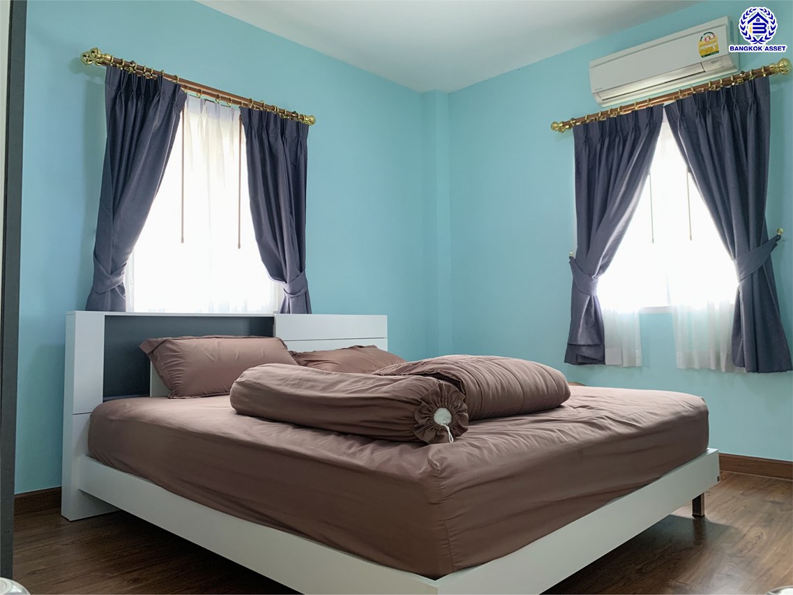 บ้านแฝดมือสองนนทบุรี โครงการ ธารา ราชพฤกษ์-ปิ่นเกล้า เนื้อที่ 41.90 ตร.ว. พื้นที่ใช้สอย 205.74 ตร.ม. ฟังก์ชัน 3 ห้องนอน 2 ห้องน้ำ 1 ที่จอดรถ แถมฟรี! เครื่องปรับอากาศ, เครื่องดูดควัน บ้านสวยพร้อมเข้าอยู่ ทำเลโครงการดี เดินทางสะดวก เชื่อมต่อถนนนครอินทร์ ถนนกาญจนาภิเษก ใกล้รถไฟฟ้าสายสีแดง "สถานีตลิ่งชัน" และจุดขึ้นทางด่วน "ศรีรัช-วงแหวนรอบนอก"