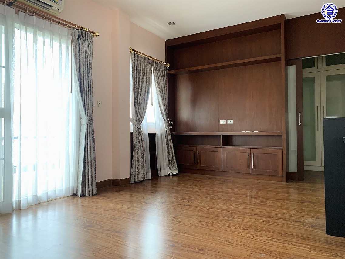 บ้านแฝดมือสองนนทบุรี โครงการ ธารา ราชพฤกษ์-ปิ่นเกล้า เนื้อที่ 41.90 ตร.ว. พื้นที่ใช้สอย 205.74 ตร.ม. ฟังก์ชัน 3 ห้องนอน 2 ห้องน้ำ 1 ที่จอดรถ แถมฟรี! เครื่องปรับอากาศ, เครื่องดูดควัน บ้านสวยพร้อมเข้าอยู่ ทำเลโครงการดี เดินทางสะดวก เชื่อมต่อถนนนครอินทร์ ถนนกาญจนาภิเษก ใกล้รถไฟฟ้าสายสีแดง "สถานีตลิ่งชัน" และจุดขึ้นทางด่วน "ศรีรัช-วงแหวนรอบนอก"