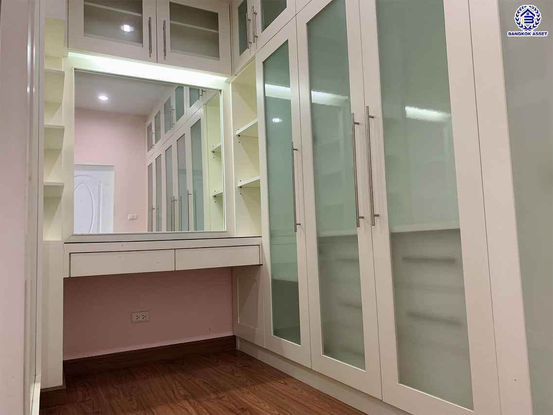 บ้านแฝดมือสองนนทบุรี โครงการ ธารา ราชพฤกษ์-ปิ่นเกล้า เนื้อที่ 41.90 ตร.ว. พื้นที่ใช้สอย 205.74 ตร.ม. ฟังก์ชัน 3 ห้องนอน 2 ห้องน้ำ 1 ที่จอดรถ แถมฟรี! เครื่องปรับอากาศ, เครื่องดูดควัน บ้านสวยพร้อมเข้าอยู่ ทำเลโครงการดี เดินทางสะดวก เชื่อมต่อถนนนครอินทร์ ถนนกาญจนาภิเษก ใกล้รถไฟฟ้าสายสีแดง "สถานีตลิ่งชัน" และจุดขึ้นทางด่วน "ศรีรัช-วงแหวนรอบนอก"