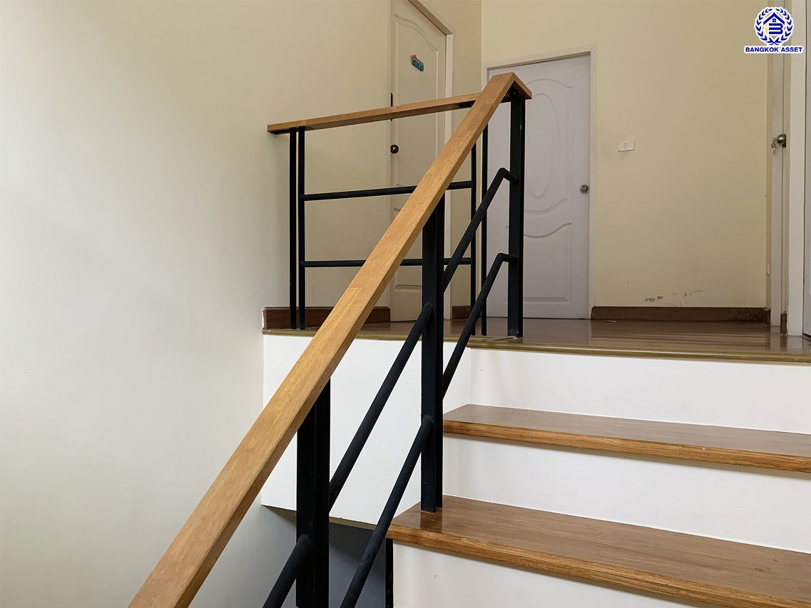 บ้านแฝดมือสองนนทบุรี โครงการ ธารา ราชพฤกษ์-ปิ่นเกล้า เนื้อที่ 41.90 ตร.ว. พื้นที่ใช้สอย 205.74 ตร.ม. ฟังก์ชัน 3 ห้องนอน 2 ห้องน้ำ 1 ที่จอดรถ แถมฟรี! เครื่องปรับอากาศ, เครื่องดูดควัน บ้านสวยพร้อมเข้าอยู่ ทำเลโครงการดี เดินทางสะดวก เชื่อมต่อถนนนครอินทร์ ถนนกาญจนาภิเษก ใกล้รถไฟฟ้าสายสีแดง "สถานีตลิ่งชัน" และจุดขึ้นทางด่วน "ศรีรัช-วงแหวนรอบนอก"