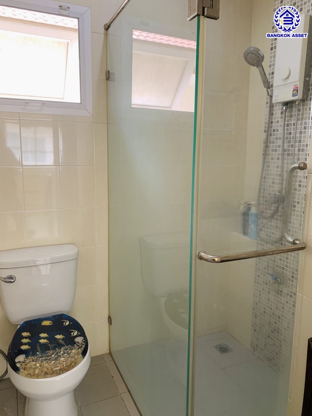 บ้านแฝดมือสองนนทบุรี โครงการ ธารา ราชพฤกษ์-ปิ่นเกล้า เนื้อที่ 41.90 ตร.ว. พื้นที่ใช้สอย 205.74 ตร.ม. ฟังก์ชัน 3 ห้องนอน 2 ห้องน้ำ 1 ที่จอดรถ แถมฟรี! เครื่องปรับอากาศ, เครื่องดูดควัน บ้านสวยพร้อมเข้าอยู่ ทำเลโครงการดี เดินทางสะดวก เชื่อมต่อถนนนครอินทร์ ถนนกาญจนาภิเษก ใกล้รถไฟฟ้าสายสีแดง "สถานีตลิ่งชัน" และจุดขึ้นทางด่วน "ศรีรัช-วงแหวนรอบนอก"