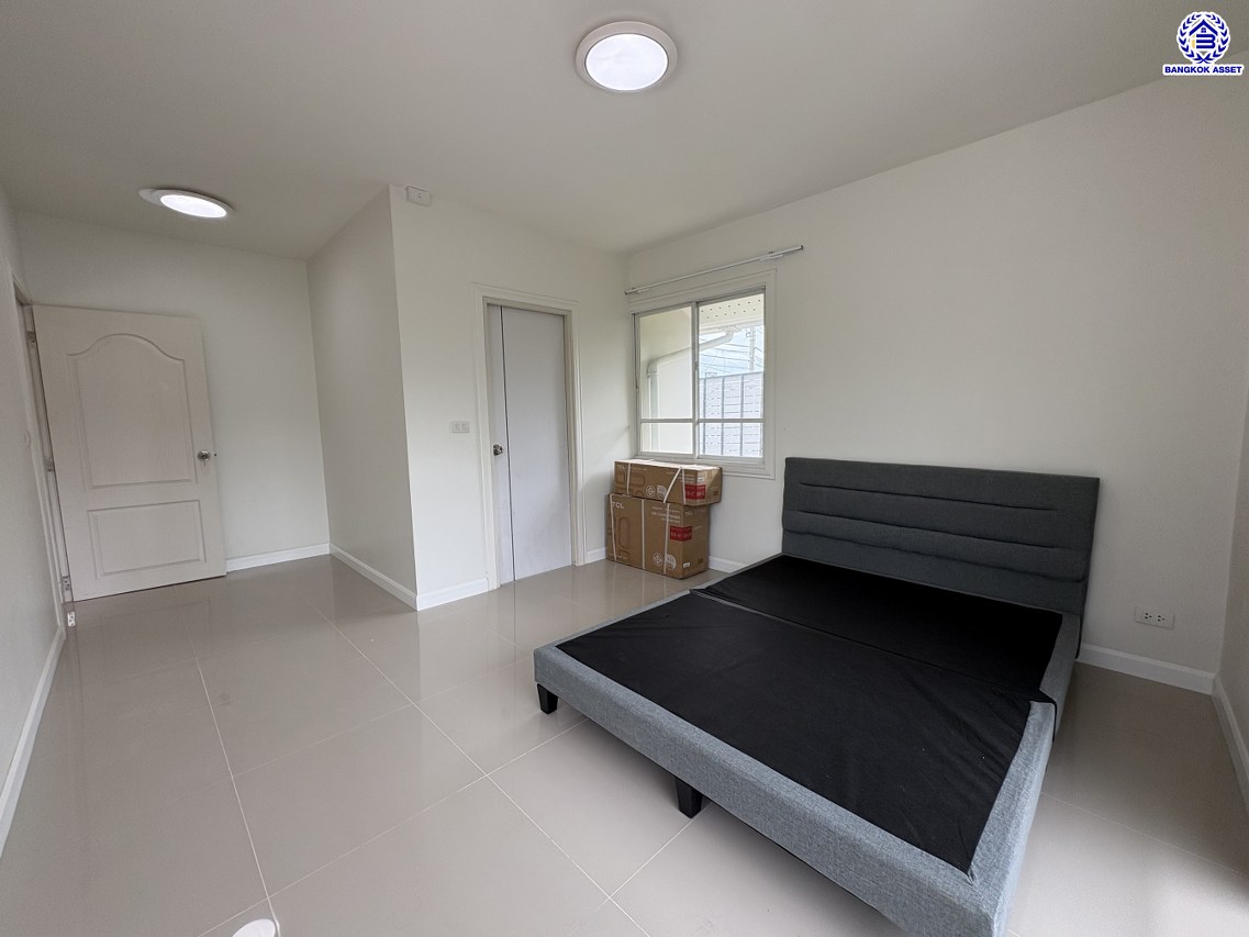 *****บ้านเดี่ยวมือสองนนทบุรี โครงการ โฮมเพลส เดอะพาร์ค บางกรวย-ไทรน้อย หลังริม เนื้อที่ 76 ตร.ว. พื้นที่ใช้สอย 222 ตร.ม. ฟังก์ชัน 3 ห้องนอน 3 ห้องน้ำ 2 ที่จอดรถ แถมฟรี! เครื่องปรับอากาศ, เครื่องดูดควัน เชื่อมต่อหลายเส้นทาง ทั้งถนนรัตนาธิเบศร์ ถนนบางกรวย-ไทรน้อย ถนนกาญจนาภิเษก ใกล้รถไฟฟ้าสายสีม่วง "สถานีบางพลู" และ ใกล้จุดขึ้นทางด่วน "ศรีรัช"