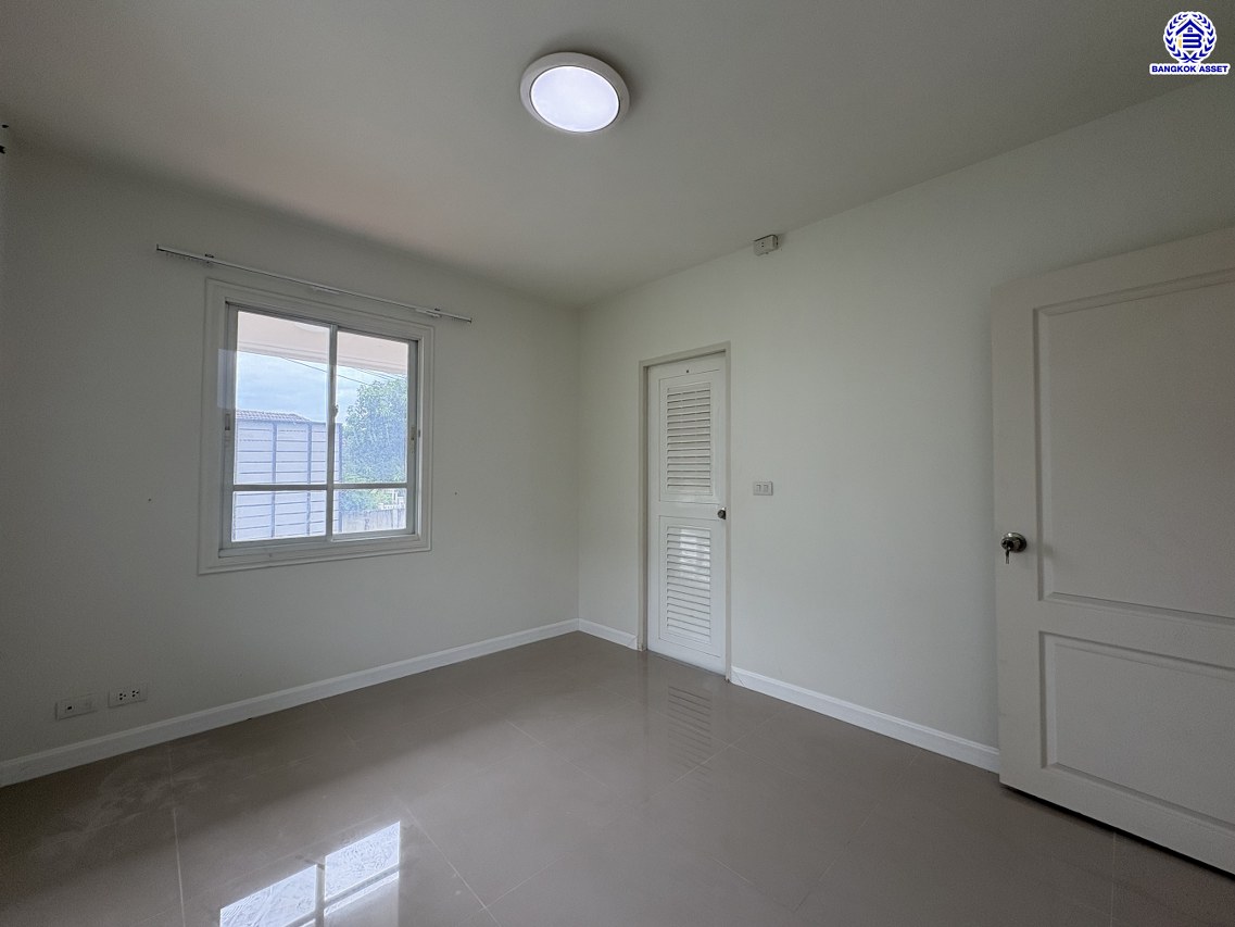 *****บ้านเดี่ยวมือสองนนทบุรี โครงการ โฮมเพลส เดอะพาร์ค บางกรวย-ไทรน้อย หลังริม เนื้อที่ 76 ตร.ว. พื้นที่ใช้สอย 222 ตร.ม. ฟังก์ชัน 3 ห้องนอน 3 ห้องน้ำ 2 ที่จอดรถ แถมฟรี! เครื่องปรับอากาศ, เครื่องดูดควัน เชื่อมต่อหลายเส้นทาง ทั้งถนนรัตนาธิเบศร์ ถนนบางกรวย-ไทรน้อย ถนนกาญจนาภิเษก ใกล้รถไฟฟ้าสายสีม่วง "สถานีบางพลู" และ ใกล้จุดขึ้นทางด่วน "ศรีรัช"