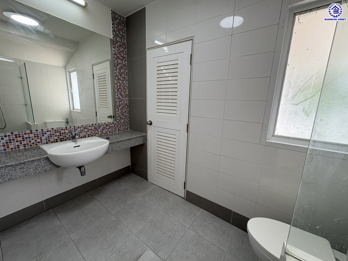 *****บ้านเดี่ยวมือสองนนทบุรี โครงการ โฮมเพลส เดอะพาร์ค บางกรวย-ไทรน้อย หลังริม เนื้อที่ 76 ตร.ว. พื้นที่ใช้สอย 222 ตร.ม. ฟังก์ชัน 3 ห้องนอน 3 ห้องน้ำ 2 ที่จอดรถ แถมฟรี! เครื่องปรับอากาศ, เครื่องดูดควัน เชื่อมต่อหลายเส้นทาง ทั้งถนนรัตนาธิเบศร์ ถนนบางกรวย-ไทรน้อย ถนนกาญจนาภิเษก ใกล้รถไฟฟ้าสายสีม่วง "สถานีบางพลู" และ ใกล้จุดขึ้นทางด่วน "ศรีรัช"