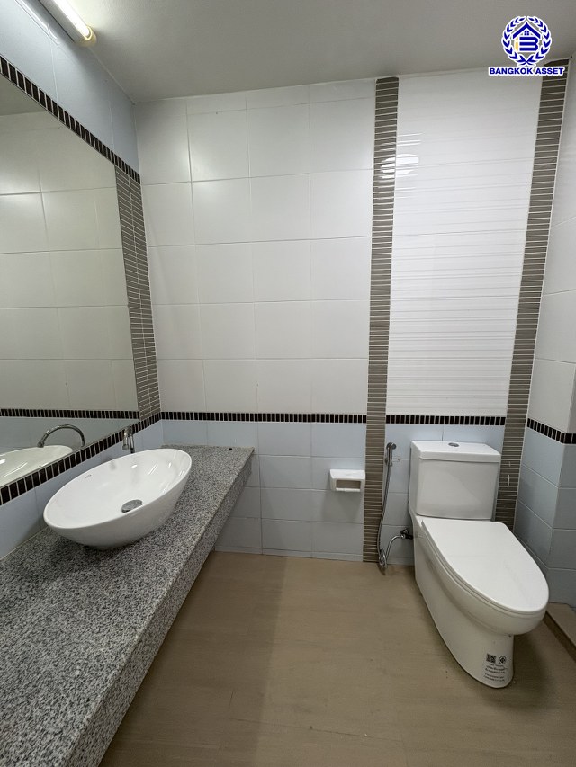 *****บ้านเดี่ยวมือสองนนทบุรี โครงการ โฮมเพลส เดอะพาร์ค บางกรวย-ไทรน้อย หลังริม เนื้อที่ 76 ตร.ว. พื้นที่ใช้สอย 222 ตร.ม. ฟังก์ชัน 3 ห้องนอน 3 ห้องน้ำ 2 ที่จอดรถ แถมฟรี! เครื่องปรับอากาศ, เครื่องดูดควัน เชื่อมต่อหลายเส้นทาง ทั้งถนนรัตนาธิเบศร์ ถนนบางกรวย-ไทรน้อย ถนนกาญจนาภิเษก ใกล้รถไฟฟ้าสายสีม่วง "สถานีบางพลู" และ ใกล้จุดขึ้นทางด่วน "ศรีรัช"