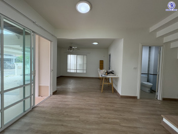 *****บ้านเดี่ยวมือสองนนทบุรี โครงการ โฮมเพลส เดอะพาร์ค บางกรวย-ไทรน้อย หลังริม เนื้อที่ 76 ตร.ว. พื้นที่ใช้สอย 222 ตร.ม. ฟังก์ชัน 3 ห้องนอน 3 ห้องน้ำ 2 ที่จอดรถ แถมฟรี! เครื่องปรับอากาศ, เครื่องดูดควัน เชื่อมต่อหลายเส้นทาง ทั้งถนนรัตนาธิเบศร์ ถนนบางกรวย-ไทรน้อย ถนนกาญจนาภิเษก ใกล้รถไฟฟ้าสายสีม่วง "สถานีบางพลู" และ ใกล้จุดขึ้นทางด่วน "ศรีรัช"