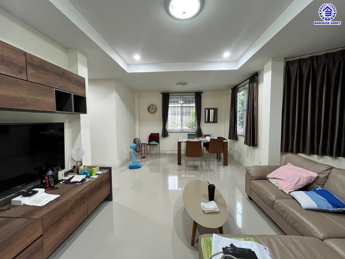 *****ทาวน์เฮ้าส์มือสองย่านกรุงเทพฯ โครงการ ลลิล กรีนวิลล์ เดอะ เอ็กเซ็กคูทีฟ เฉลิมพระเกียรติรัชกาลที่ 9 เนื้อที่ 61.60 ตร.ว. พื้นที่ใช้สอย 181 ตร.ม. ฟังก์ชัน 3 ห้องนอน 3 ห้องน้ำ 2 ที่จอดรถ แถมฟรี เครื่องปรับอากาศ, เครื่องทำน้ำอุ่น บ้านสวยบนทำเลดี ทำเลแห่งการเดินทาง เชื่อมต่อหลายเส้นทาง อาทิ เช่น ถ.กาญจนาภิเษก, ถ.เฉลิมพระเกียรติ ร.9, ถ.บางนา-ตราด ใกล้สนามบินสุวรรณภูมิ