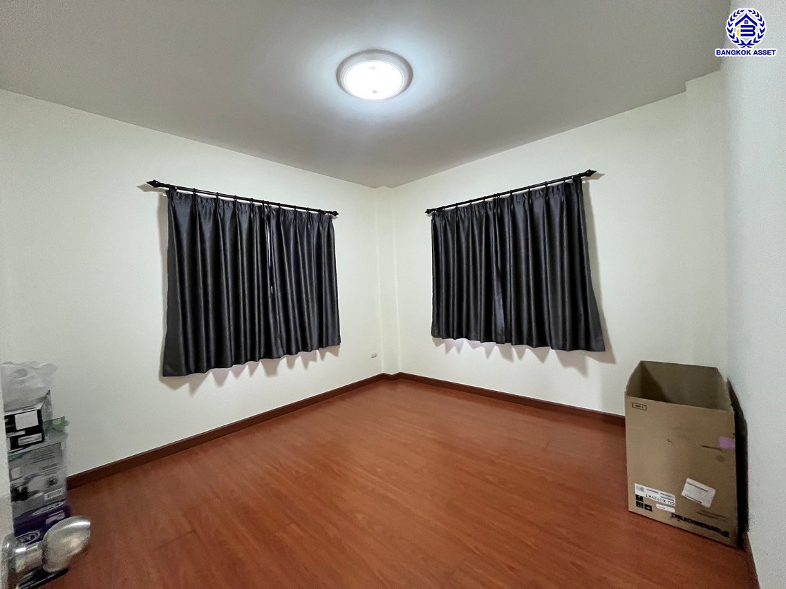 *****ทาวน์เฮ้าส์มือสองย่านกรุงเทพฯ โครงการ ลลิล กรีนวิลล์ เดอะ เอ็กเซ็กคูทีฟ เฉลิมพระเกียรติรัชกาลที่ 9 เนื้อที่ 61.60 ตร.ว. พื้นที่ใช้สอย 181 ตร.ม. ฟังก์ชัน 3 ห้องนอน 3 ห้องน้ำ 2 ที่จอดรถ แถมฟรี เครื่องปรับอากาศ, เครื่องทำน้ำอุ่น บ้านสวยบนทำเลดี ทำเลแห่งการเดินทาง เชื่อมต่อหลายเส้นทาง อาทิ เช่น ถ.กาญจนาภิเษก, ถ.เฉลิมพระเกียรติ ร.9, ถ.บางนา-ตราด ใกล้สนามบินสุวรรณภูมิ