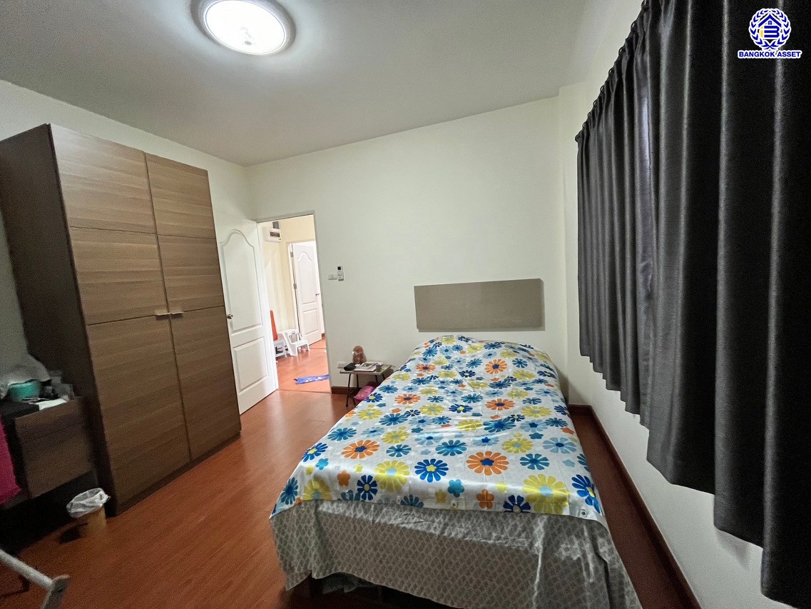 *****ทาวน์เฮ้าส์มือสองย่านกรุงเทพฯ โครงการ ลลิล กรีนวิลล์ เดอะ เอ็กเซ็กคูทีฟ เฉลิมพระเกียรติรัชกาลที่ 9 เนื้อที่ 61.60 ตร.ว. พื้นที่ใช้สอย 181 ตร.ม. ฟังก์ชัน 3 ห้องนอน 3 ห้องน้ำ 2 ที่จอดรถ แถมฟรี เครื่องปรับอากาศ, เครื่องทำน้ำอุ่น บ้านสวยบนทำเลดี ทำเลแห่งการเดินทาง เชื่อมต่อหลายเส้นทาง อาทิ เช่น ถ.กาญจนาภิเษก, ถ.เฉลิมพระเกียรติ ร.9, ถ.บางนา-ตราด ใกล้สนามบินสุวรรณภูมิ