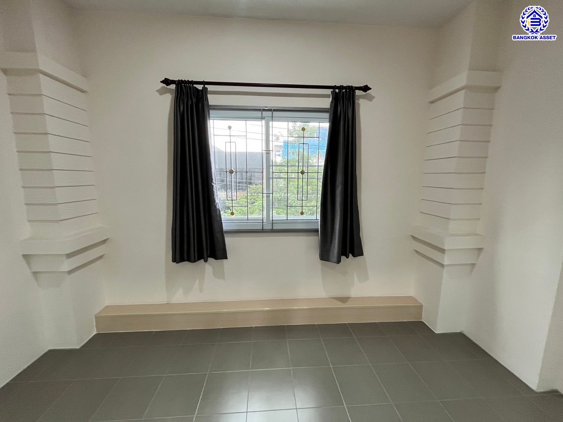 *****ทาวน์เฮ้าส์มือสองย่านกรุงเทพฯ โครงการ ลลิล กรีนวิลล์ เดอะ เอ็กเซ็กคูทีฟ เฉลิมพระเกียรติรัชกาลที่ 9 เนื้อที่ 61.60 ตร.ว. พื้นที่ใช้สอย 181 ตร.ม. ฟังก์ชัน 3 ห้องนอน 3 ห้องน้ำ 2 ที่จอดรถ แถมฟรี เครื่องปรับอากาศ, เครื่องทำน้ำอุ่น บ้านสวยบนทำเลดี ทำเลแห่งการเดินทาง เชื่อมต่อหลายเส้นทาง อาทิ เช่น ถ.กาญจนาภิเษก, ถ.เฉลิมพระเกียรติ ร.9, ถ.บางนา-ตราด ใกล้สนามบินสุวรรณภูมิ