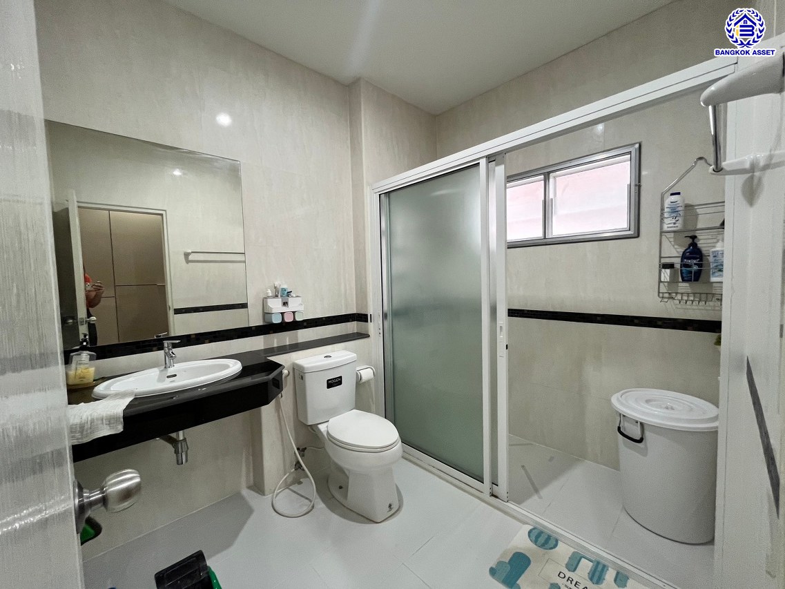 *****ทาวน์เฮ้าส์มือสองย่านกรุงเทพฯ โครงการ ลลิล กรีนวิลล์ เดอะ เอ็กเซ็กคูทีฟ เฉลิมพระเกียรติรัชกาลที่ 9 เนื้อที่ 61.60 ตร.ว. พื้นที่ใช้สอย 181 ตร.ม. ฟังก์ชัน 3 ห้องนอน 3 ห้องน้ำ 2 ที่จอดรถ แถมฟรี เครื่องปรับอากาศ, เครื่องทำน้ำอุ่น บ้านสวยบนทำเลดี ทำเลแห่งการเดินทาง เชื่อมต่อหลายเส้นทาง อาทิ เช่น ถ.กาญจนาภิเษก, ถ.เฉลิมพระเกียรติ ร.9, ถ.บางนา-ตราด ใกล้สนามบินสุวรรณภูมิ