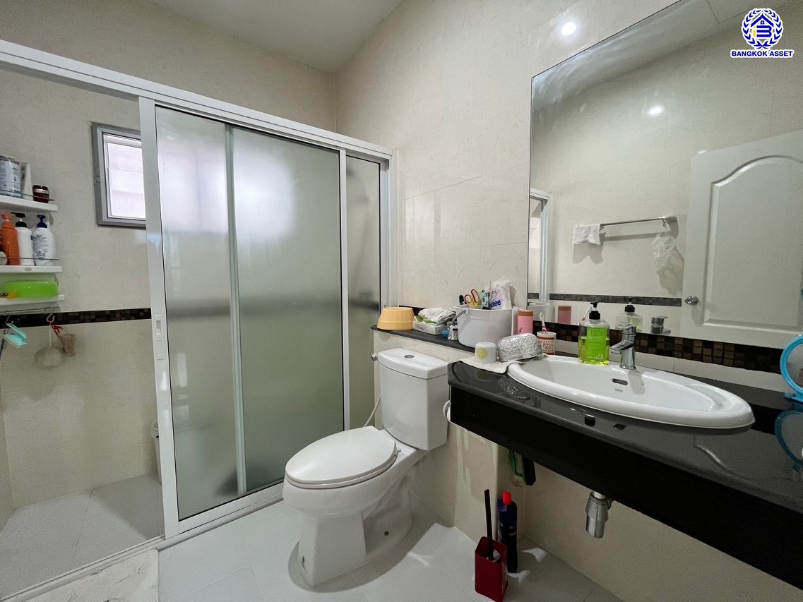 *****ทาวน์เฮ้าส์มือสองย่านกรุงเทพฯ โครงการ ลลิล กรีนวิลล์ เดอะ เอ็กเซ็กคูทีฟ เฉลิมพระเกียรติรัชกาลที่ 9 เนื้อที่ 61.60 ตร.ว. พื้นที่ใช้สอย 181 ตร.ม. ฟังก์ชัน 3 ห้องนอน 3 ห้องน้ำ 2 ที่จอดรถ แถมฟรี เครื่องปรับอากาศ, เครื่องทำน้ำอุ่น บ้านสวยบนทำเลดี ทำเลแห่งการเดินทาง เชื่อมต่อหลายเส้นทาง อาทิ เช่น ถ.กาญจนาภิเษก, ถ.เฉลิมพระเกียรติ ร.9, ถ.บางนา-ตราด ใกล้สนามบินสุวรรณภูมิ