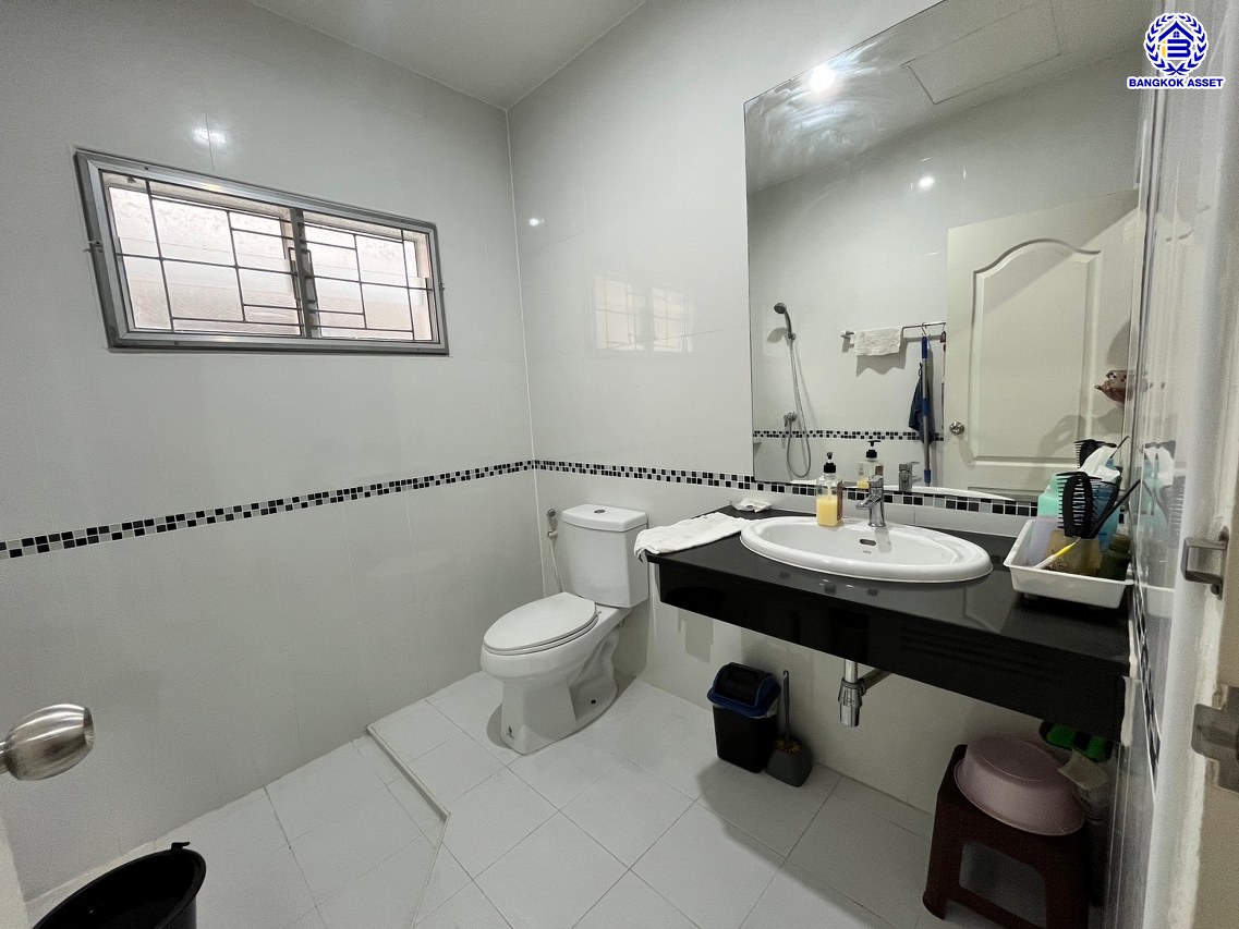 *****ทาวน์เฮ้าส์มือสองย่านกรุงเทพฯ โครงการ ลลิล กรีนวิลล์ เดอะ เอ็กเซ็กคูทีฟ เฉลิมพระเกียรติรัชกาลที่ 9 เนื้อที่ 61.60 ตร.ว. พื้นที่ใช้สอย 181 ตร.ม. ฟังก์ชัน 3 ห้องนอน 3 ห้องน้ำ 2 ที่จอดรถ แถมฟรี เครื่องปรับอากาศ, เครื่องทำน้ำอุ่น บ้านสวยบนทำเลดี ทำเลแห่งการเดินทาง เชื่อมต่อหลายเส้นทาง อาทิ เช่น ถ.กาญจนาภิเษก, ถ.เฉลิมพระเกียรติ ร.9, ถ.บางนา-ตราด ใกล้สนามบินสุวรรณภูมิ