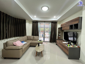 *****ทาวน์เฮ้าส์มือสองย่านกรุงเทพฯ โครงการ ลลิล กรีนวิลล์ เดอะ เอ็กเซ็กคูทีฟ เฉลิมพระเกียรติรัชกาลที่ 9 เนื้อที่ 61.60 ตร.ว. พื้นที่ใช้สอย 181 ตร.ม. ฟังก์ชัน 3 ห้องนอน 3 ห้องน้ำ 2 ที่จอดรถ แถมฟรี เครื่องปรับอากาศ, เครื่องทำน้ำอุ่น บ้านสวยบนทำเลดี ทำเลแห่งการเดินทาง เชื่อมต่อหลายเส้นทาง อาทิ เช่น ถ.กาญจนาภิเษก, ถ.เฉลิมพระเกียรติ ร.9, ถ.บางนา-ตราด ใกล้สนามบินสุวรรณภูมิ