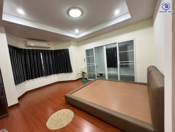 *****ทาวน์เฮ้าส์มือสองย่านกรุงเทพฯ โครงการ ลลิล กรีนวิลล์ เดอะ เอ็กเซ็กคูทีฟ เฉลิมพระเกียรติรัชกาลที่ 9 เนื้อที่ 61.60 ตร.ว. พื้นที่ใช้สอย 181 ตร.ม. ฟังก์ชัน 3 ห้องนอน 3 ห้องน้ำ 2 ที่จอดรถ แถมฟรี เครื่องปรับอากาศ, เครื่องทำน้ำอุ่น บ้านสวยบนทำเลดี ทำเลแห่งการเดินทาง เชื่อมต่อหลายเส้นทาง อาทิ เช่น ถ.กาญจนาภิเษก, ถ.เฉลิมพระเกียรติ ร.9, ถ.บางนา-ตราด ใกล้สนามบินสุวรรณภูมิ