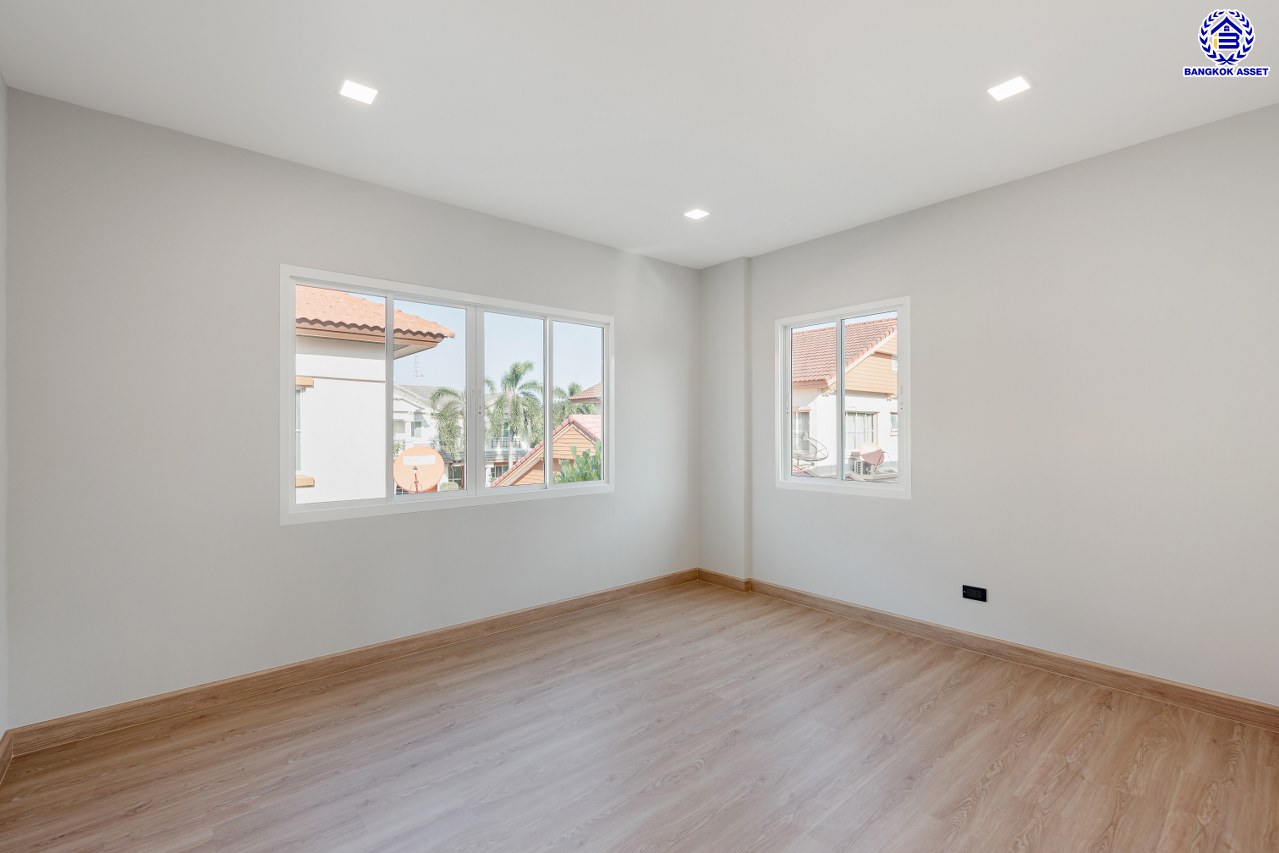 บ้านมือสองตกแต่งใหม่ โครงการ นันทวัน พระราม5 หลังใหญ่กว่า 97 ตร.ว. ฟังก์ชันจัดเต็ม 4 ห้องนอน 3 ห้องน้ำ 1 ห้องแม่บ้าน จอดรถได้ 2 คัน ตอบโจทย์ทุกความต้องการของผู้อยู่อาศัย หน้าโครงการติดถนนใหญ่ ใกล้ทางด่วน "กาญจนาภิเษก" และรถไฟฟ้าสายสีม่วง "สถานีบางรักใหญ่"...