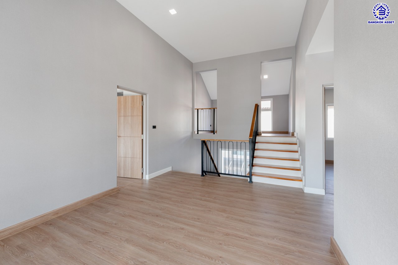 บ้านมือสองตกแต่งใหม่ โครงการ นันทวัน พระราม5 หลังใหญ่กว่า 97 ตร.ว. ฟังก์ชันจัดเต็ม 4 ห้องนอน 3 ห้องน้ำ 1 ห้องแม่บ้าน จอดรถได้ 2 คัน ตอบโจทย์ทุกความต้องการของผู้อยู่อาศัย หน้าโครงการติดถนนใหญ่ ใกล้ทางด่วน "กาญจนาภิเษก" และรถไฟฟ้าสายสีม่วง "สถานีบางรักใหญ่"...