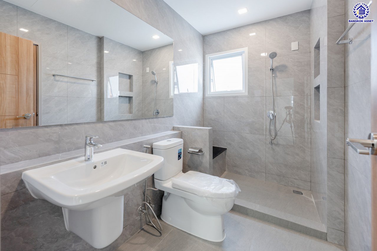 บ้านมือสองตกแต่งใหม่ โครงการ นันทวัน พระราม5 หลังใหญ่กว่า 97 ตร.ว. ฟังก์ชันจัดเต็ม 4 ห้องนอน 3 ห้องน้ำ 1 ห้องแม่บ้าน จอดรถได้ 2 คัน ตอบโจทย์ทุกความต้องการของผู้อยู่อาศัย หน้าโครงการติดถนนใหญ่ ใกล้ทางด่วน "กาญจนาภิเษก" และรถไฟฟ้าสายสีม่วง "สถานีบางรักใหญ่"...