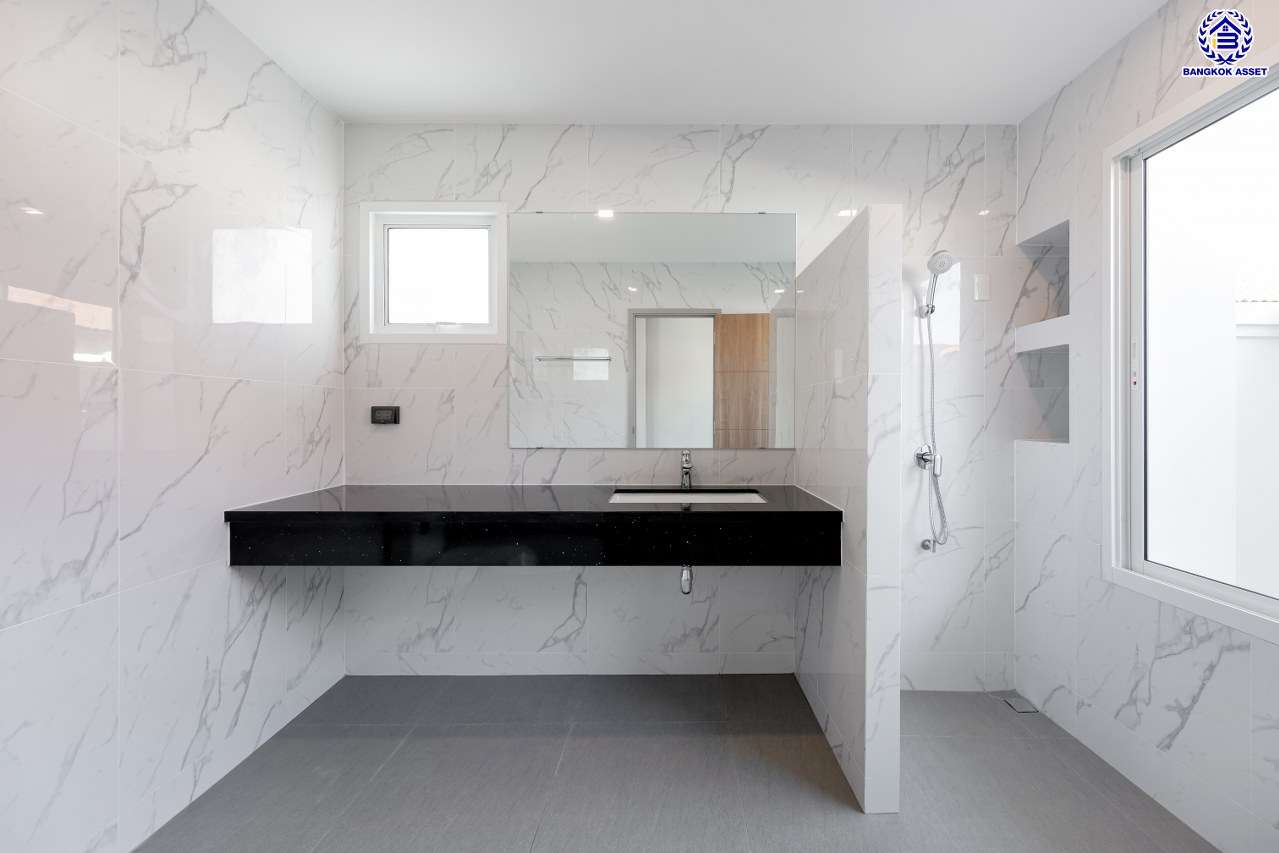 บ้านมือสองตกแต่งใหม่ โครงการ นันทวัน พระราม5 หลังใหญ่กว่า 97 ตร.ว. ฟังก์ชันจัดเต็ม 4 ห้องนอน 3 ห้องน้ำ 1 ห้องแม่บ้าน จอดรถได้ 2 คัน ตอบโจทย์ทุกความต้องการของผู้อยู่อาศัย หน้าโครงการติดถนนใหญ่ ใกล้ทางด่วน "กาญจนาภิเษก" และรถไฟฟ้าสายสีม่วง "สถานีบางรักใหญ่"...